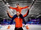 remmelt-eldering-tilt-zijn-pupil-esmee-visser-op-nadat-zij-op-de-5000-meter-goud-heeft-gewonnen.jpg